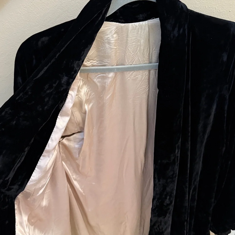 Vintage Black Velvet Coat Satin Lining Opera Theatre Garb Sz S/M - Picture 3 of 4